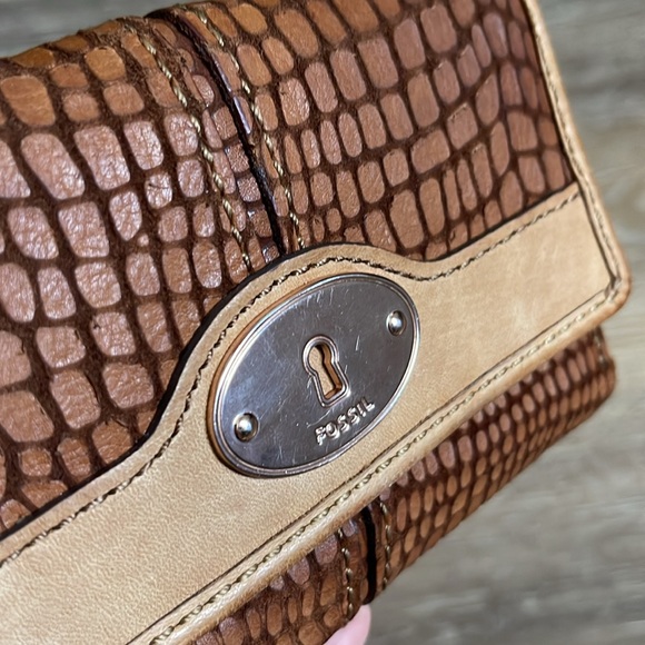 Fossil cowhide leather snake embossed wristlet wallet - Picture 2 of 10